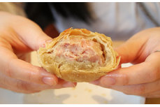 中秋節(jié)已過(guò)，看魔都食品店如何將鮮肉月餅打造成排隊(duì)2小時(shí)盛景！